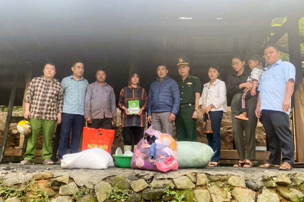 Giải cứu cháu bé 4 tuổi mắc kẹt trong căn nhà cháy - 2 Giải cứu cháu bé 4 tuổi mắc kẹt trong căn nhà cháy - 2