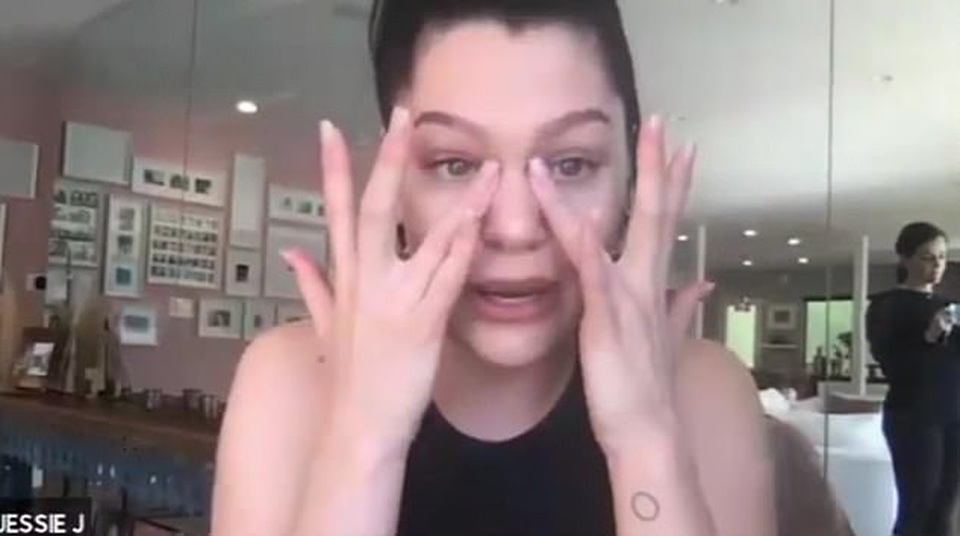 Jessie J đón giáng sinh trong bệnh viện - 1 Jessie J đón giáng sinh trong bệnh viện - 1