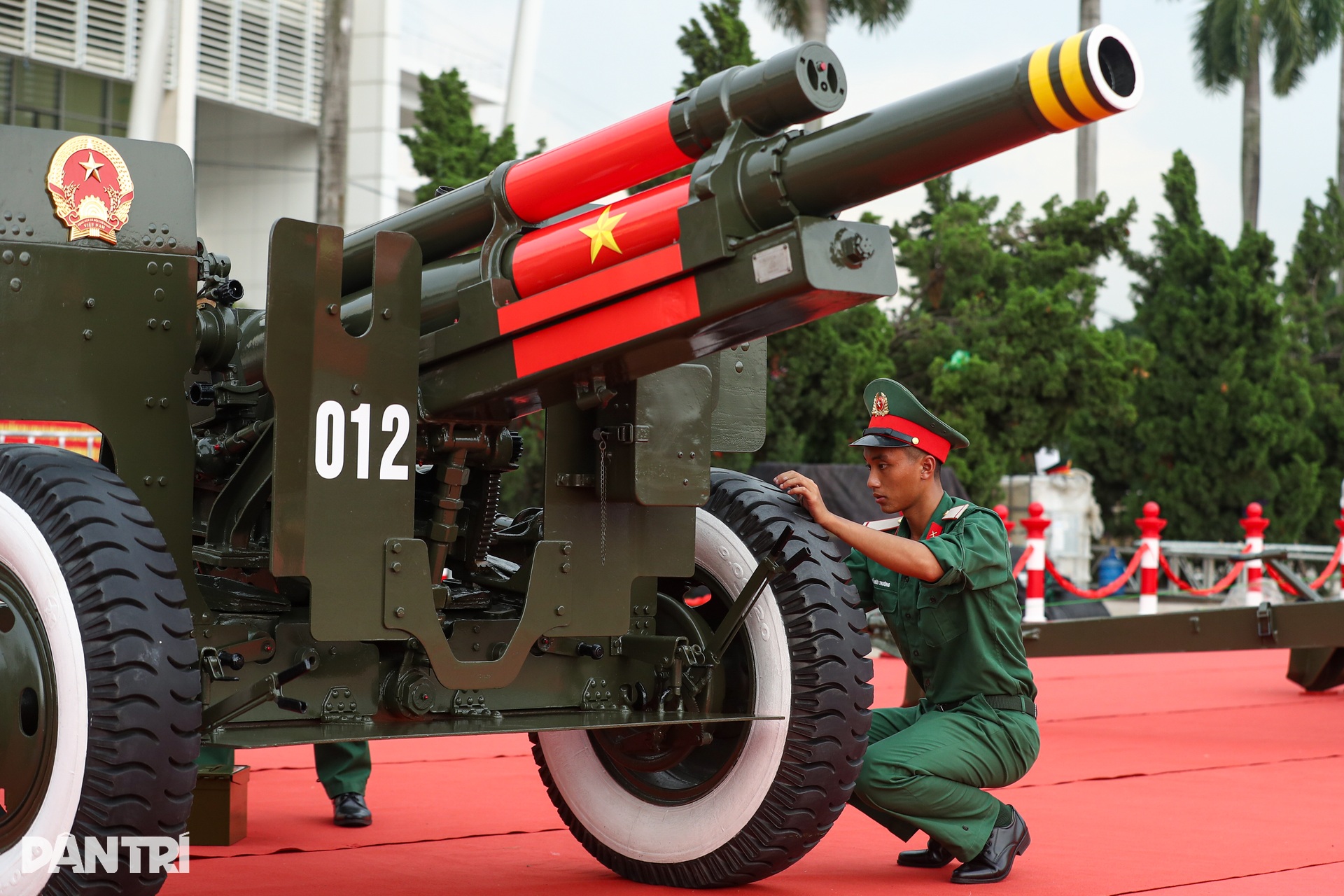 Người dân đổ về sân Mỹ Đình chiêm ngưỡng khí tài quân sự và dàn pháo lễ - 8 Người dân đổ về sân Mỹ Đình chiêm ngưỡng khí tài quân sự và dàn pháo lễ - 8