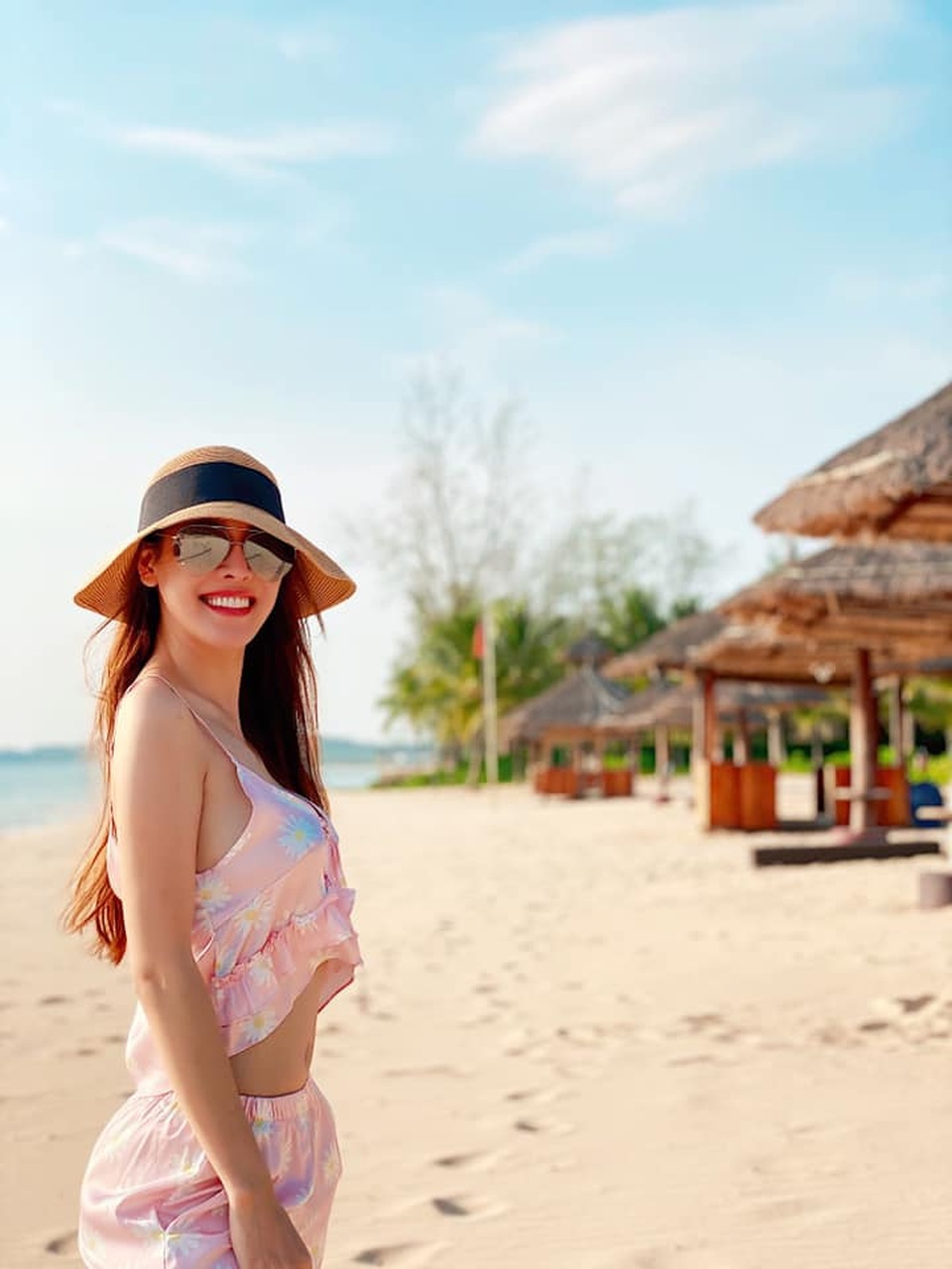 “Nóng bỏng mắt” với thời trang nghỉ dưỡng mùa cách ly của mỹ nhân Việt - 15 “Nóng bỏng mắt” với thời trang nghỉ dưỡng mùa cách ly của mỹ nhân Việt - 15