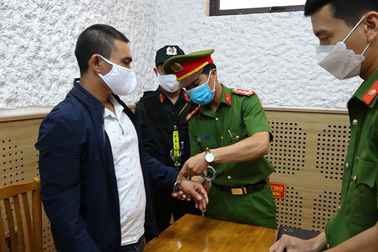 Hà Nội: Bị nhắc nhở vì đi hát giữa dịch bệnh, húc đầu vào mặt công an