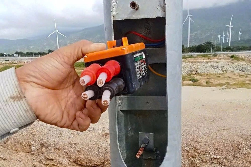 Cao tốc Cam Lâm - Vĩnh Hảo bị cắt trộm hơn 1.200m cáp điện chiếu sáng - 1 Cao tốc Cam Lâm - Vĩnh Hảo bị cắt trộm hơn 1.200m cáp điện chiếu sáng - 1