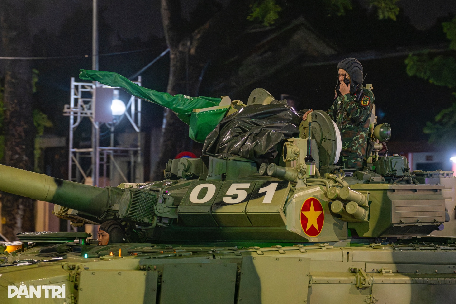 Dàn khí tài diễu binh A80 xuyên đêm huấn luyện tại Quảng trường Ba Đình - 13 Dàn khí tài diễu binh A80 xuyên đêm huấn luyện tại Quảng trường Ba Đình - 13