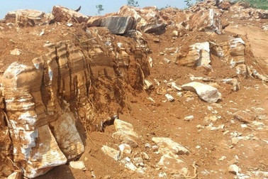 Người đàn ông tàng trữ hơn 107 tấn đá không rõ nguồn gốc