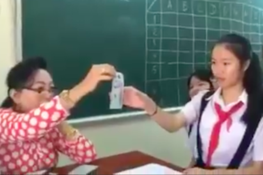 Cô giáo lì xì học sinh như chơi… “thách thức danh hài”