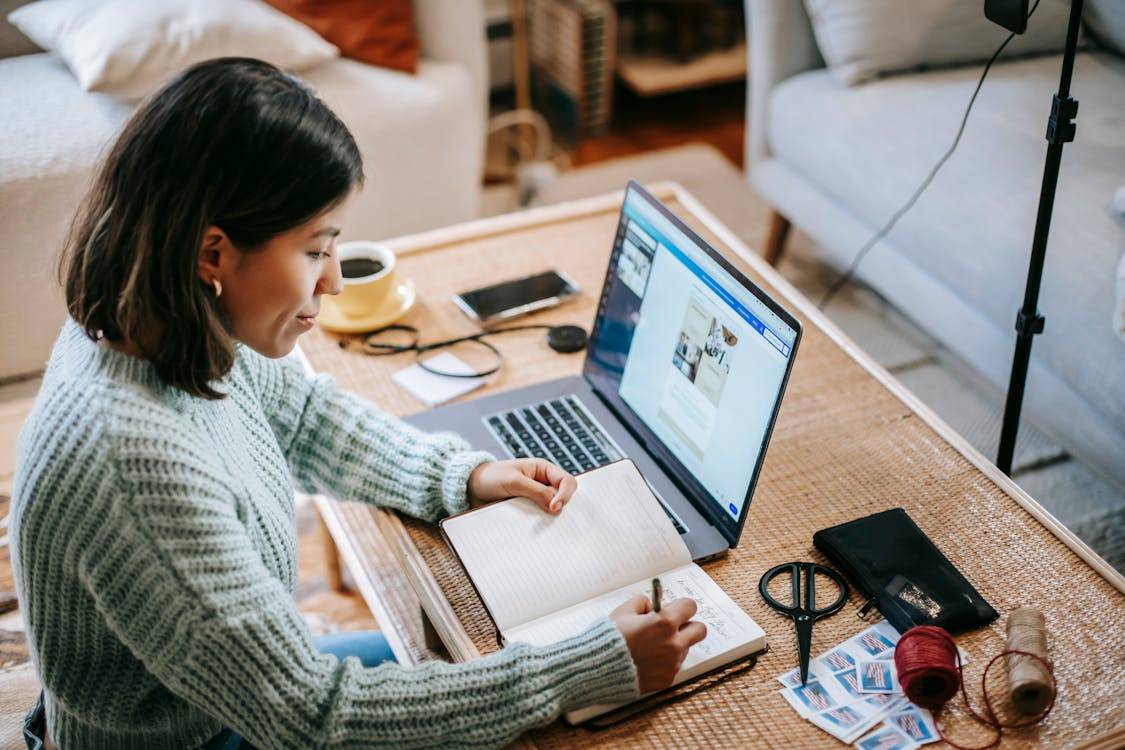 Laptop giúp sinh viên khai thác AI toàn diện - 1