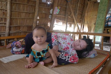 Đau lòng cảnh chồng bỏ rơi vợ bị u xơ cùng 2 con nhỏ