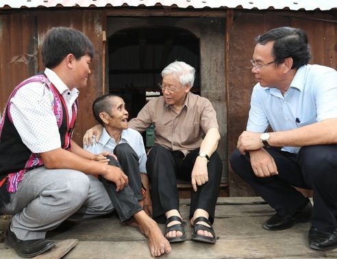 Hình ảnh Tổng Bí thư Nguyễn Phú Trọng gần gũi, bình dị giữa nhân dân