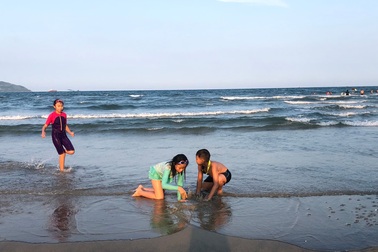 Đà Nẵng: Lo ngại dịch Covid-19 nhưng người dân vẫn ra biển "giải khuây"