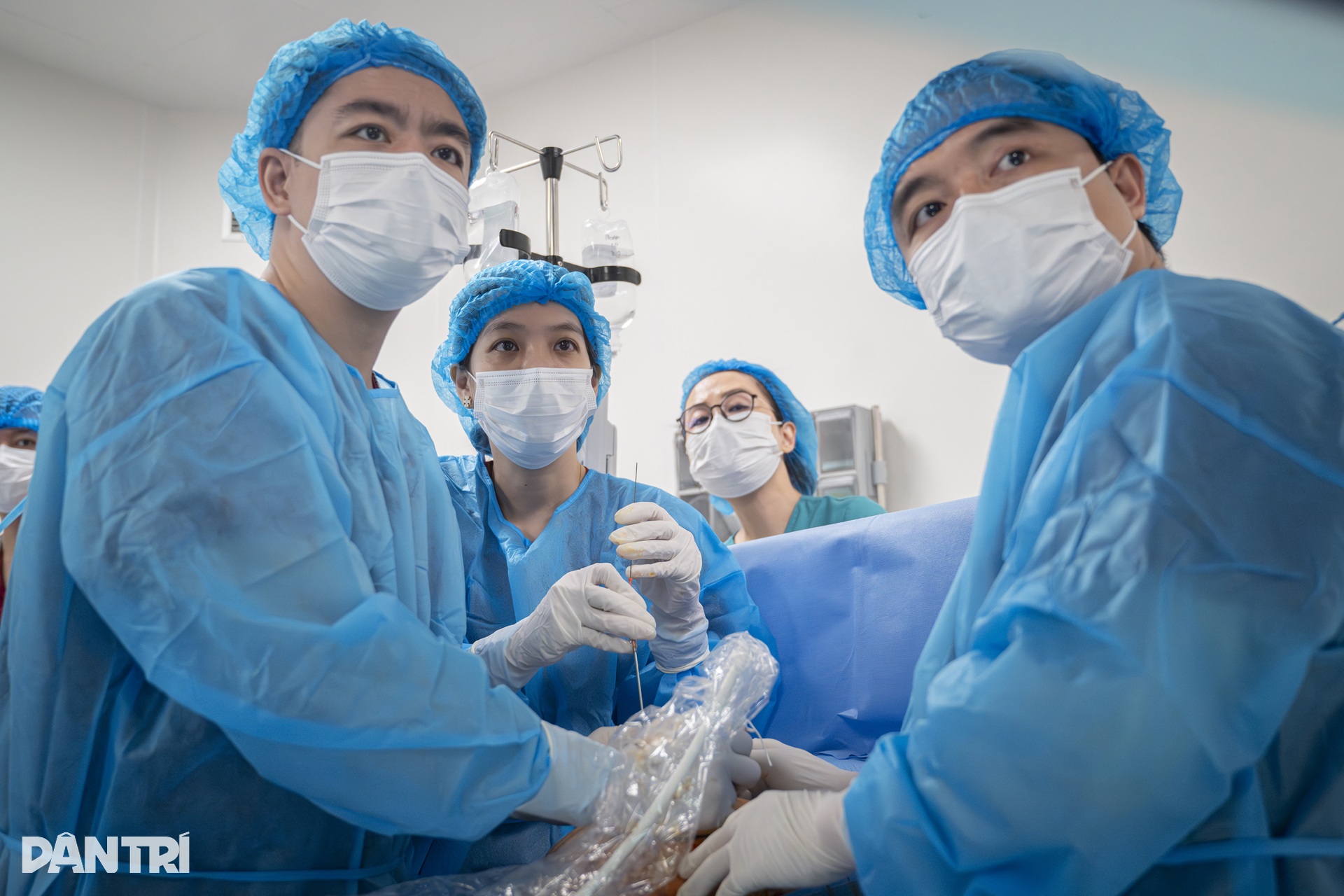 Doktor menggunakan jarum sebagai benang untuk menyelamatkan Bác sĩ dùng kim như sợi chỉ cứu “thiên thần” tràn dịch phổi trong bụng mẹ - 12