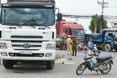 Long An: Học sinh lớp 10 chết thảm dưới bánh xe tải