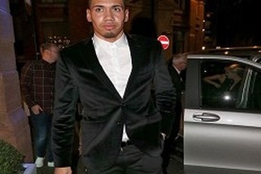Chris Smalling tổ chức tiệc sinh nhật hoành tráng