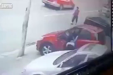 Người phụ nữ gặp tai nạn hy hữu vì quên kéo phanh tay khi dừng xe