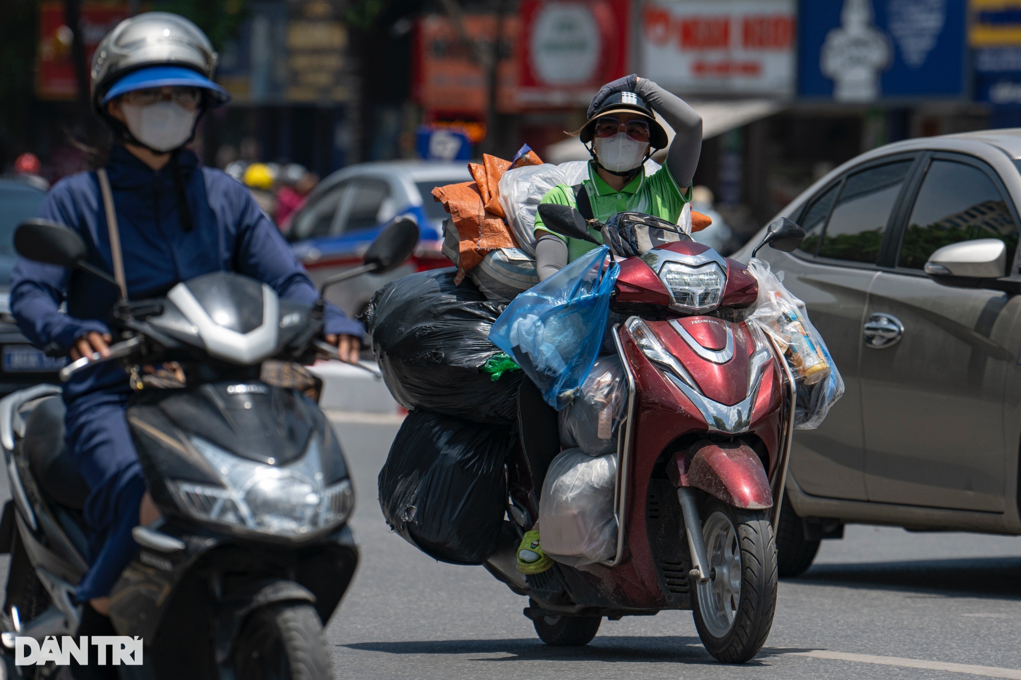 Đẫm mồ hôi mưu sinh dưới nắng nóng đỉnh điểm, nhiệt độ ngoài trời 50 độ C - 3