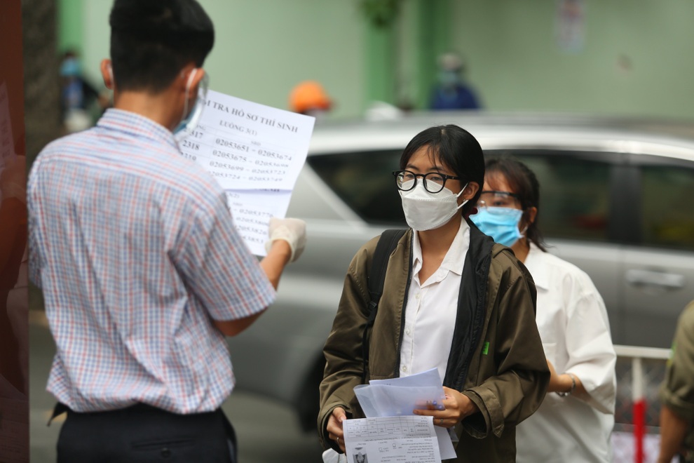 TPHCM: Ít thí sinh mang kính chống giọt bắn đến điểm đăng kí dự thi - 1 TPHCM: Ít thí sinh mang kính chống giọt bắn đến điểm đăng kí dự thi - 1