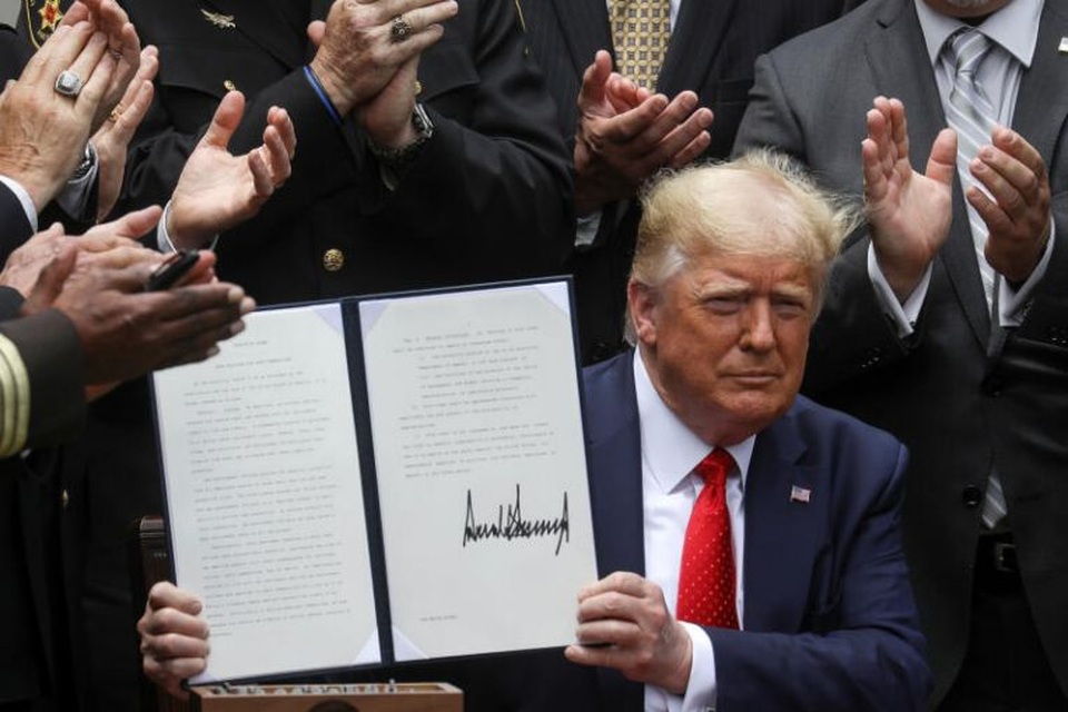 Ông Trump ký lệnh cải tổ cảnh sát Mỹ sau nhiều tuần biểu tình rúng động - 1 Ông Trump ký lệnh cải tổ cảnh sát Mỹ sau nhiều tuần biểu tình rúng động - 1