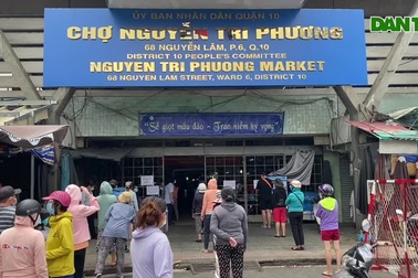 TPHCM: Người dân tiếp tục xếp hàng dài mua thực phẩm