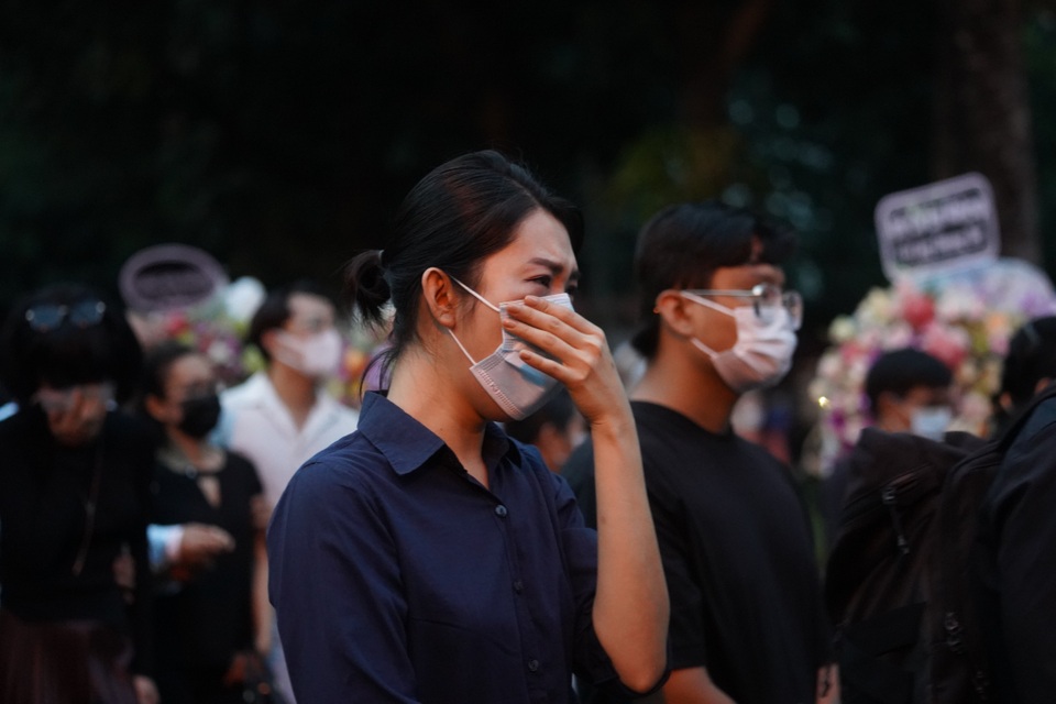 Khán giả đội mưa tiễn cố danh hài Chí Tài, Hoài Linh vái lạy linh cữu - 13 Khán giả đội mưa tiễn cố danh hài Chí Tài, Hoài Linh vái lạy linh cữu - 13