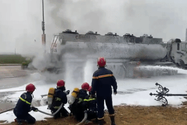 Xe chở dầu bốc cháy trước cây xăng