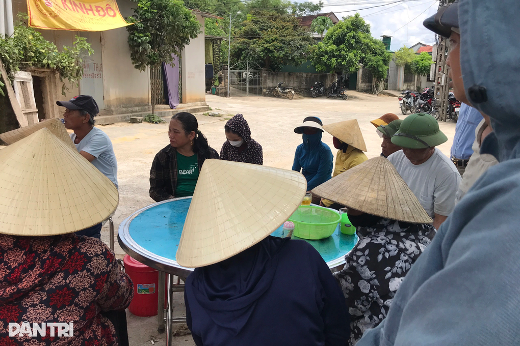 Vụ chồng đâm vợ, đốt nhà hàng xóm: 2 ngày 2 đám tang và 2 đứa trẻ mồ côi - 3 Vụ chồng đâm vợ, đốt nhà hàng xóm: 2 ngày 2 đám tang và 2 đứa trẻ mồ côi - 3