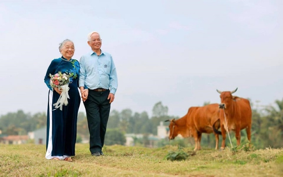 Chuyện tình yêu “trên cả kim cương” của vợ chồng U90 hút dân mạng - 5 Chuyện tình yêu “trên cả kim cương” của vợ chồng U90 hút dân mạng - 5