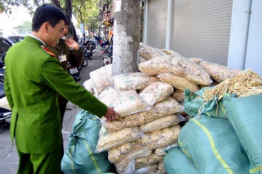 Hà Nội: Thu giữ, tiêu hủy gần 2 tấn củ cải khô không rõ nguồn gốc