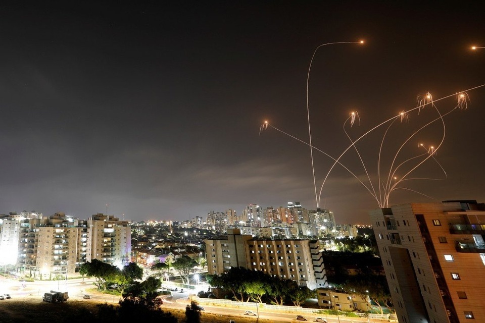 Israel không kích rung chuyển Dải Gaza sau khi hứng 150 rocket từ Hamas - 1 Israel không kích rung chuyển Dải Gaza sau khi hứng 150 rocket từ Hamas - 1