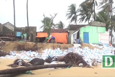 Triều cường tàn phá nhà cửa của hàng chục hộ dân