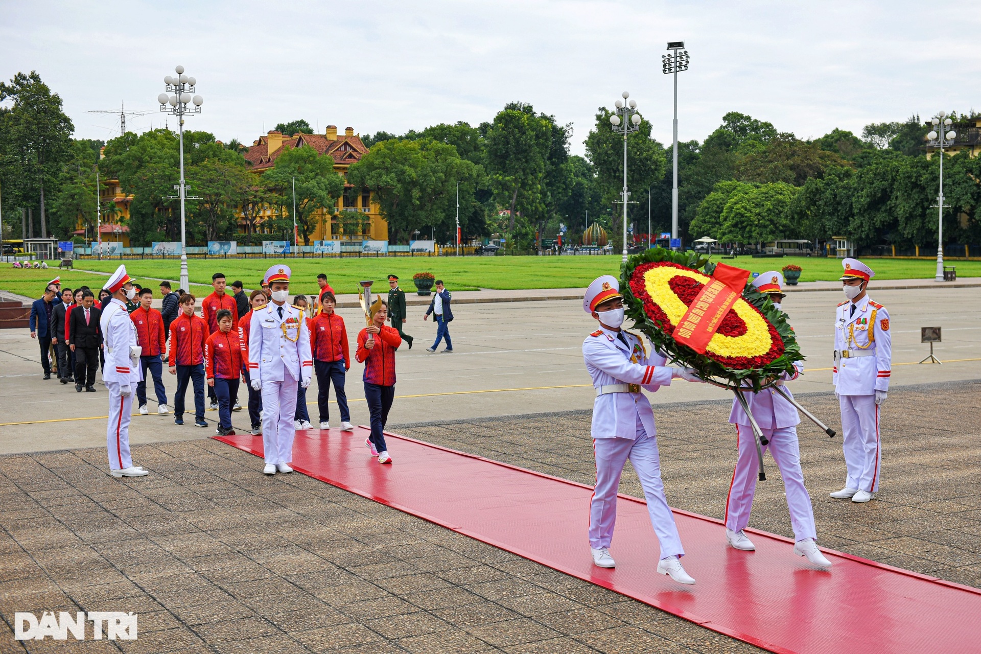 Cô gái vàng Nguyễn Thị Oanh dẫn đầu đoàn rước đuốc Đại hội TDTT toàn quốc - 1 Cô gái vàng Nguyễn Thị Oanh dẫn đầu đoàn rước đuốc Đại hội TDTT toàn quốc - 1