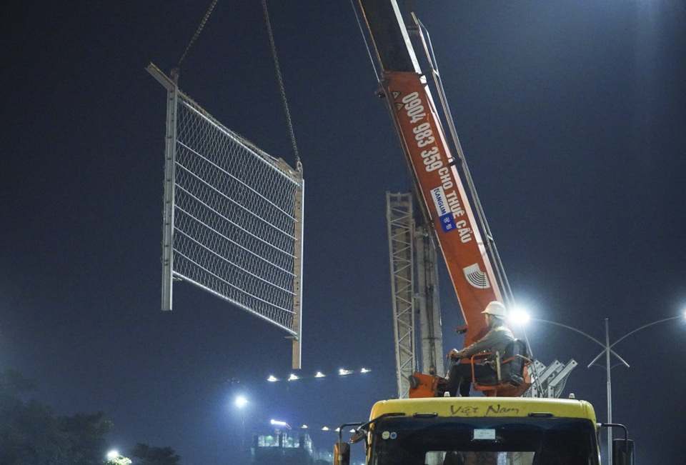 Hà Nội: Công nhân xuyên đêm tháo dỡ hàng rào đường đua F1 - 10 Hà Nội: Công nhân xuyên đêm tháo dỡ hàng rào đường đua F1 - 10