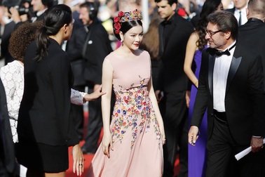 Lý Nhã Kỳ đội vương miện trên thảm đỏ