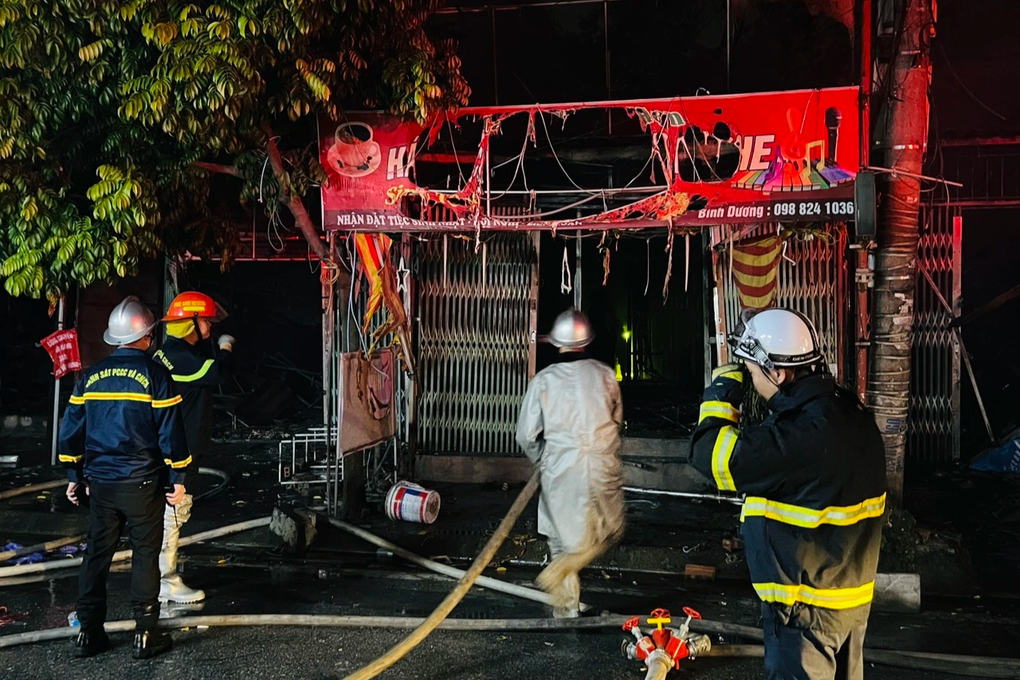Cháy 4 nhà dân tại cổng khu công nghiệp Vĩnh Tuy ở Hà Nội - 1 Cháy 4 nhà dân tại cổng khu công nghiệp Vĩnh Tuy ở Hà Nội - 1