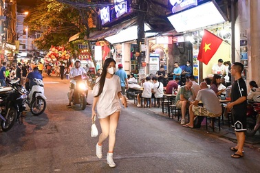 Hà Nội đóng cửa quán bar, karaoke..., "phố Tây" Tạ Hiện vẫn tấp nập khách