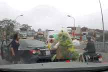 Xôn xao clip nữ tài xế định quay đầu ô tô trên cầu, gây gổ với người đi xe máy