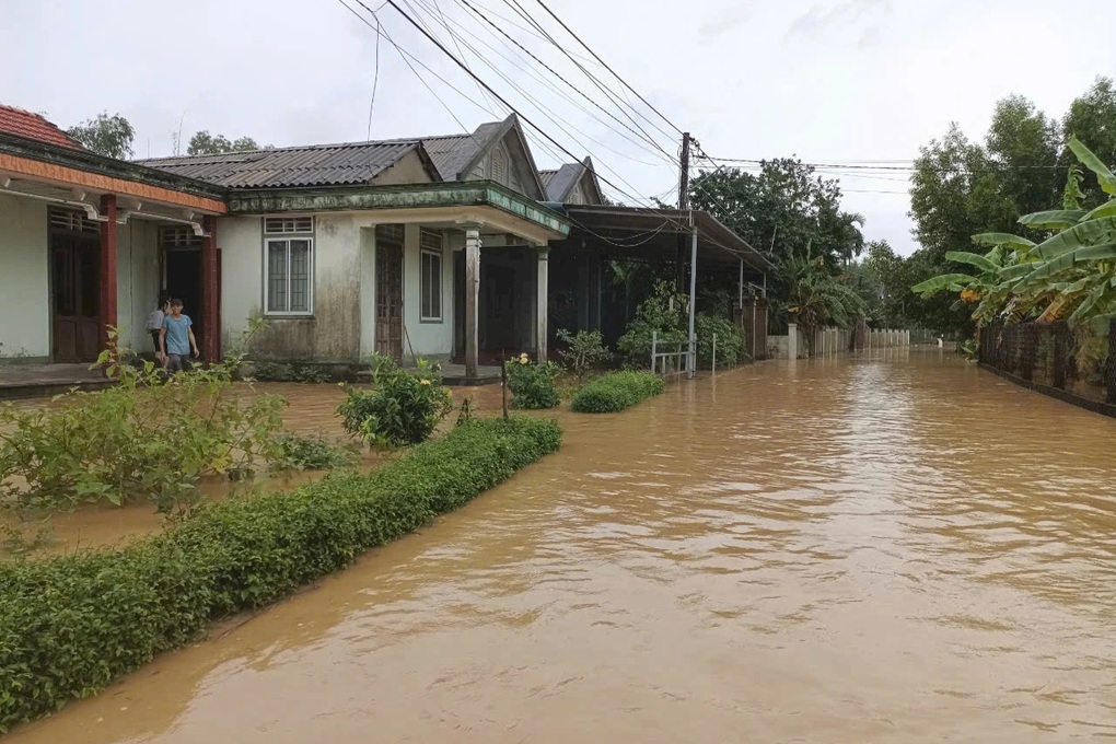 Mưa lớn gây ngập ở Quảng Bình và Quảng Trị, hàng trăm người phải sơ tán - 2