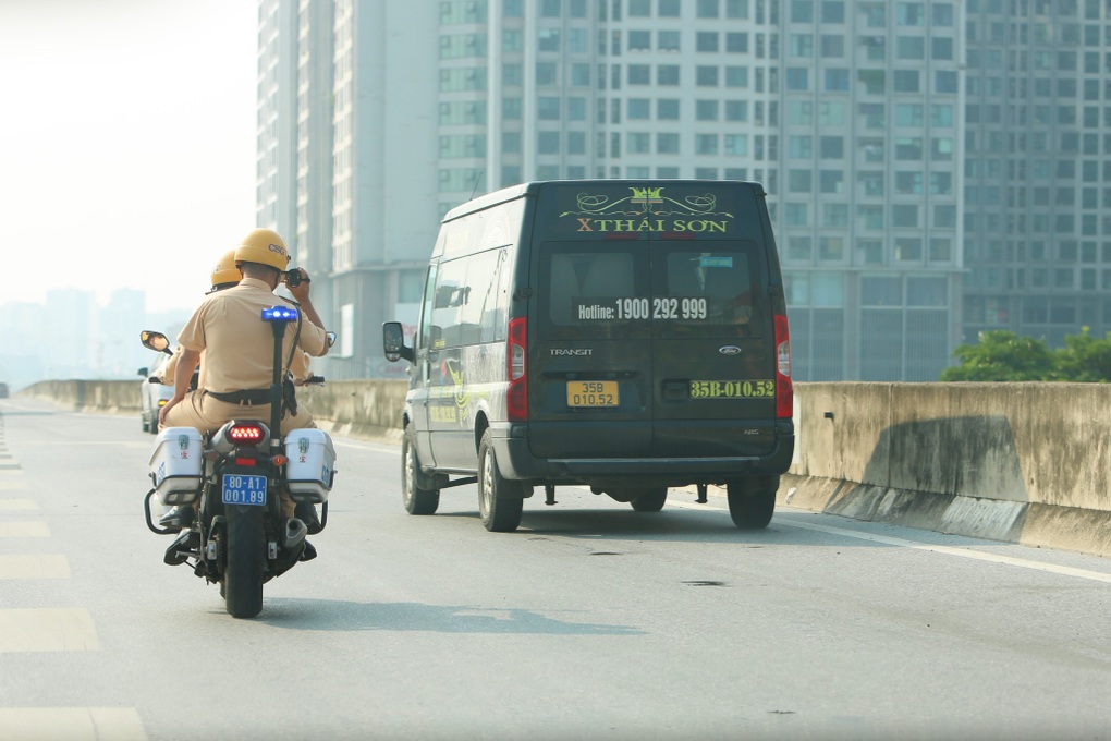 CSGT ghi hình xử phạt hàng chục xe ô tô đi vào làn khẩn cấp vành đai 3 - 1 CSGT ghi hình xử phạt hàng chục xe ô tô đi vào làn khẩn cấp vành đai 3 - 1