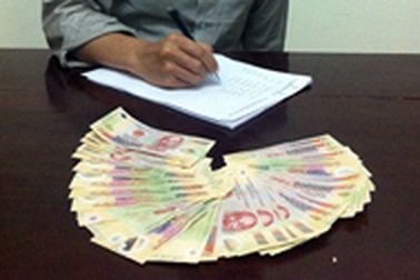 Bị bắt vì mua bao thuốc lá bằng tiền giả