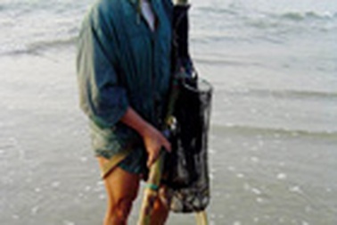 Xuống biển cào tiền