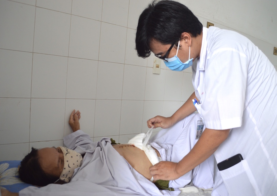 Bác sĩ phẫu thuật cùng lúc 6 cơ quan để cứu bệnh nhân bị ung thư túi mật - 2 Bác sĩ phẫu thuật cùng lúc 6 cơ quan để cứu bệnh nhân bị ung thư túi mật - 2