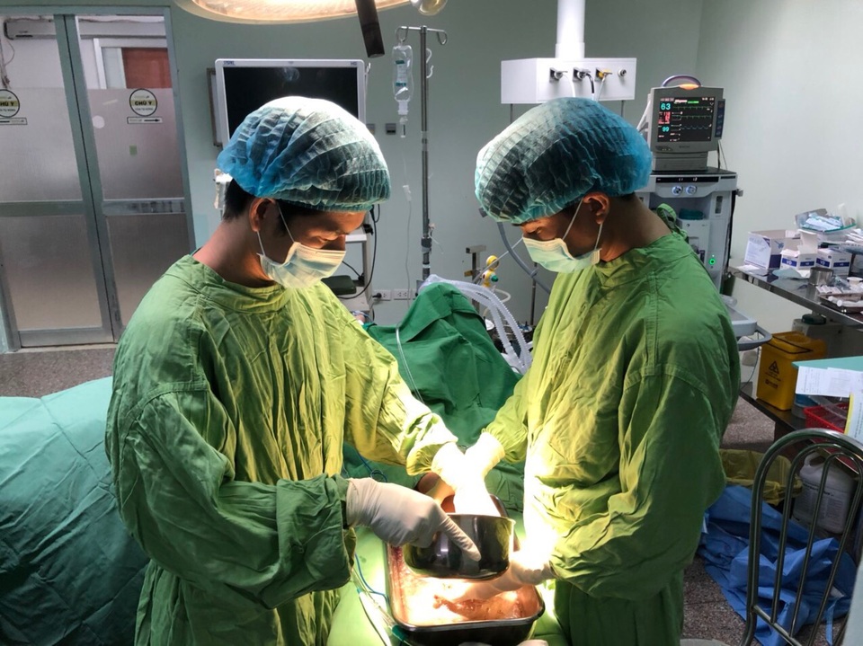 Mang bàn tay dập nát kẹt trong máy xay thịt đến bệnh viện - 2 Mang bàn tay dập nát kẹt trong máy xay thịt đến bệnh viện - 2