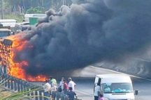 Xe khách bốc cháy ngùn ngụt trên cao tốc TPHCM - Trung Lương