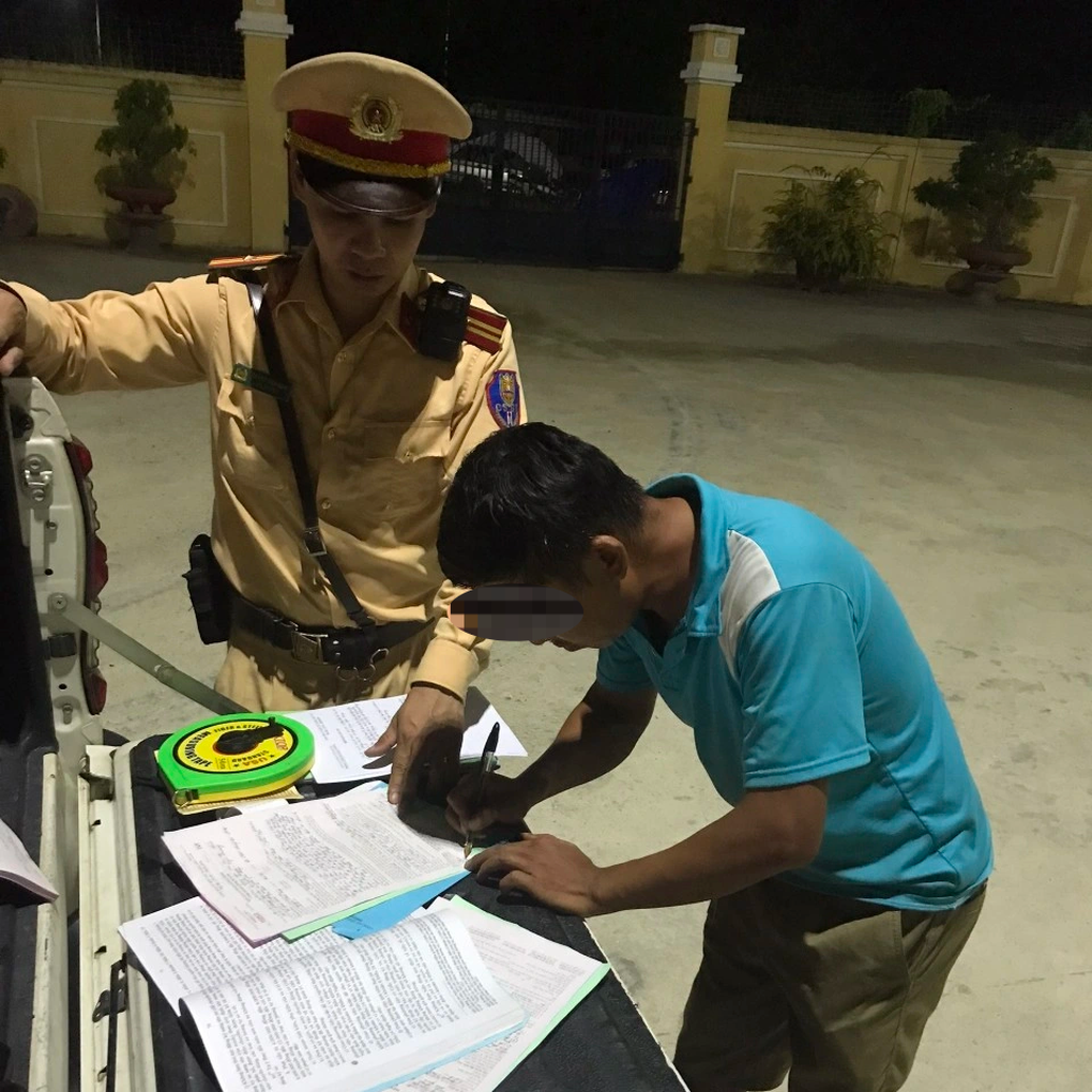 Bị kiểm tra, tài xế ô tô đầu kéo điều khiển xe bỏ chạy qua 2 tỉnh - 3 Bị kiểm tra, tài xế ô tô đầu kéo điều khiển xe bỏ chạy qua 2 tỉnh - 3