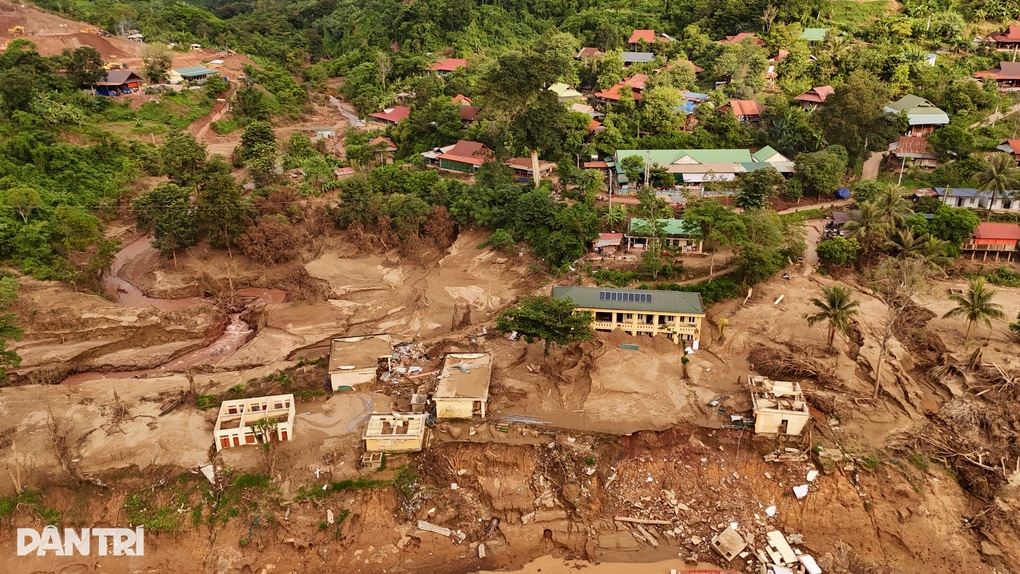 Báo Dân trí trao quà bạn đọc đợt 3 tới học sinh vùng lũ biên giới Nghệ An - 5