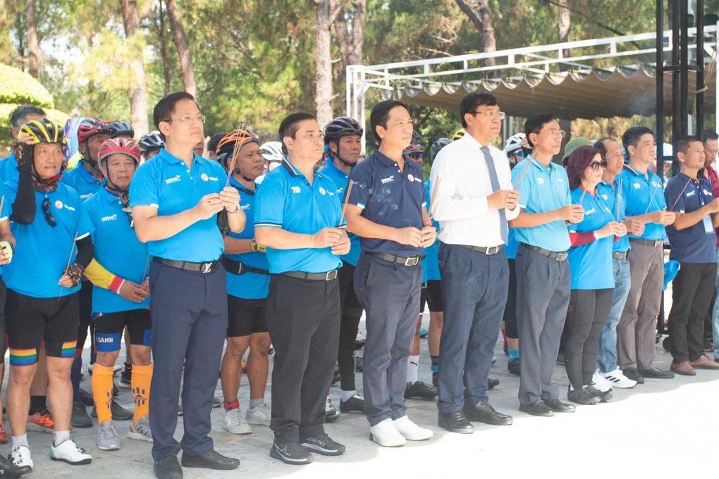 600 VĐV cùng đạp xe, ký tên lên lá cờ 54m2 mang thông điệp hòa bình - 2 600 VĐV cùng đạp xe, ký tên lên lá cờ 54m2 mang thông điệp hòa bình - 2