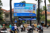 Di tích Viện Pasteur 134 tuổi ở TPHCM bị "vây" bởi biển quảng cáo, rác thải