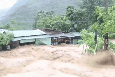 Lũ cuồn cuộn ở Thanh Hóa, nước sông Lam tràn quốc lộ tại Hà Tĩnh