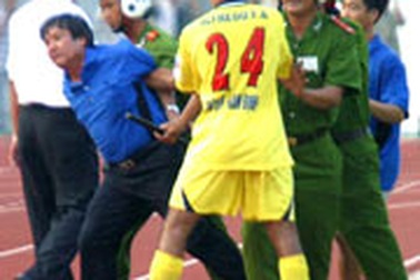 Người trong cuộc nói về sự cố trên sân Long An 