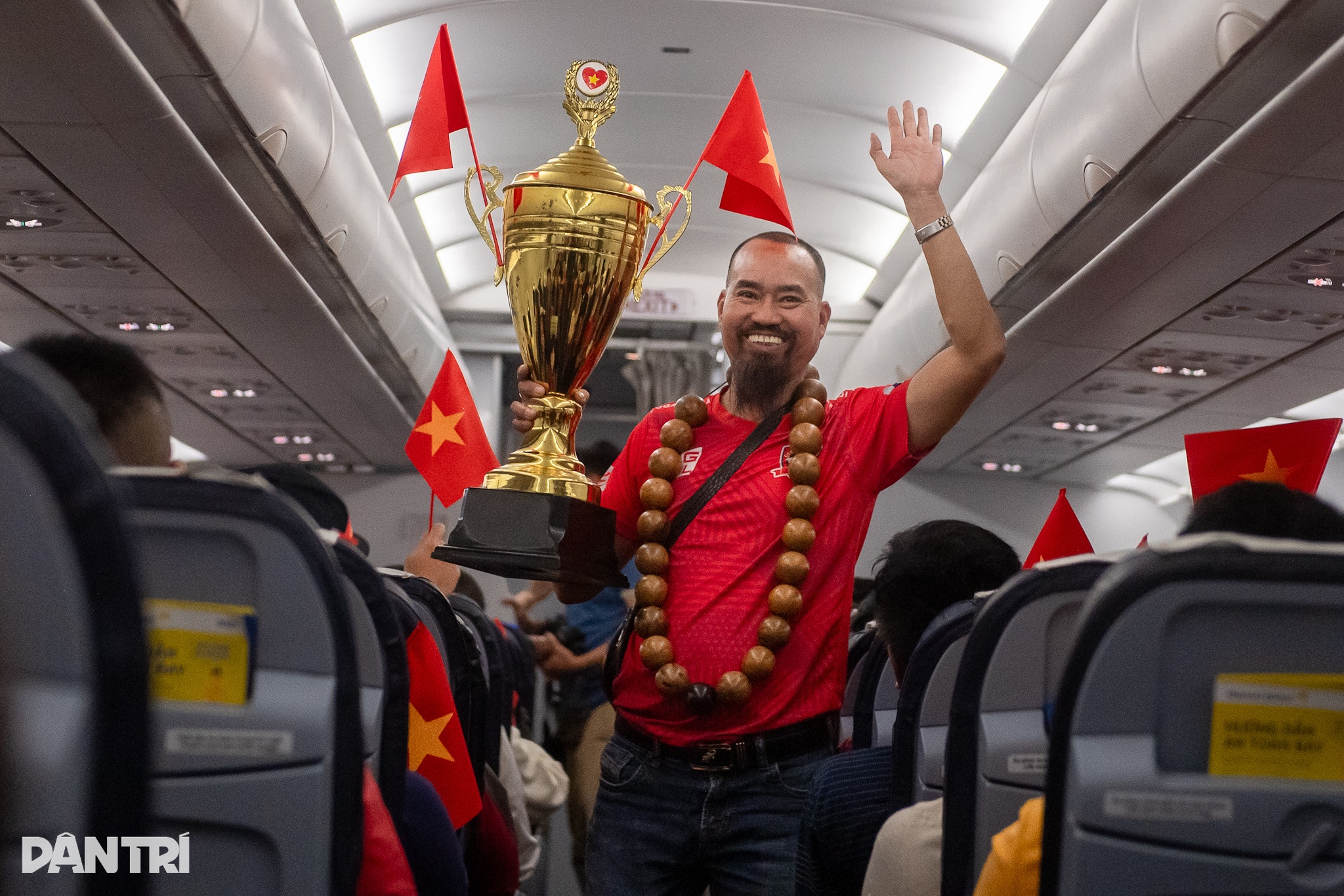 Hàng trăm cổ động viên bay sang Thái Lan tiếp lửa đội tuyển Việt Nam - 11 Hàng trăm cổ động viên bay sang Thái Lan tiếp lửa đội tuyển Việt Nam - 11