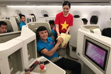 Những hình ảnh đặc biệt trên chuyên cơ đưa đội tuyển Việt Nam về nước