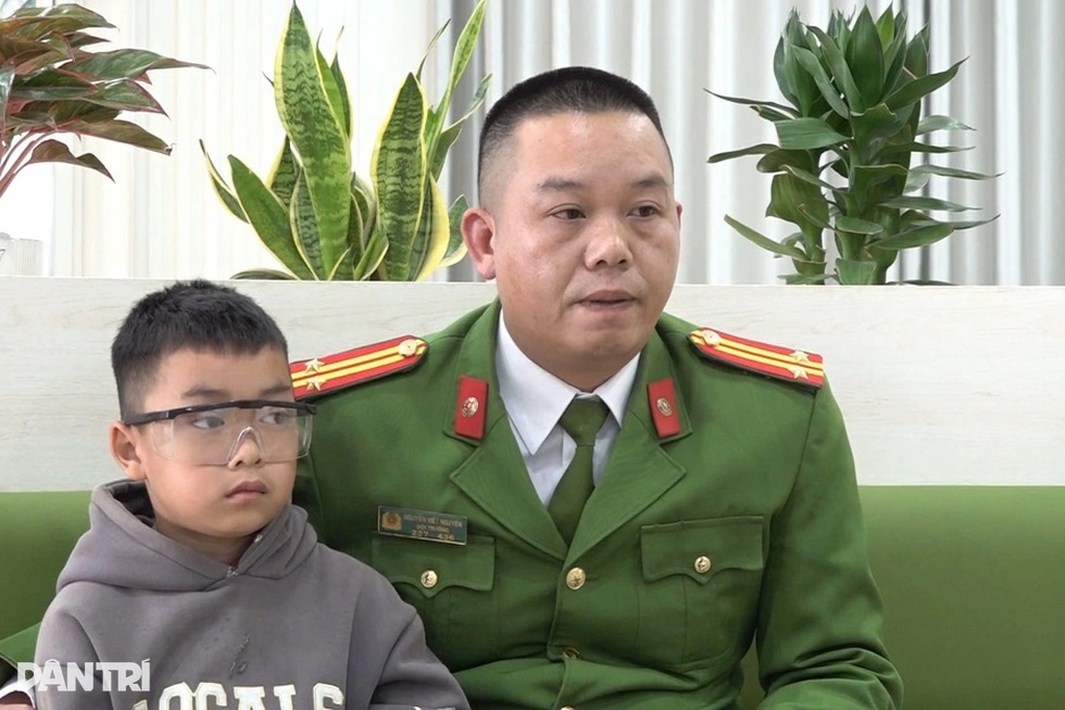 Trưởng Công an xã cứu cậu bé nơi bản nghèo thoát khỏi cảnh mù lòa - 5 Trưởng Công an xã cứu cậu bé nơi bản nghèo thoát khỏi cảnh mù lòa - 5
